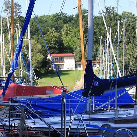 Hotel Yacht Club Barrandov à Kožlí u Orlíka Extérieur photo