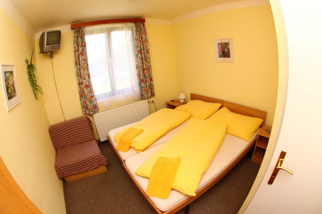 Hotel Yacht Club Barrandov à Kožlí u Orlíka Extérieur photo