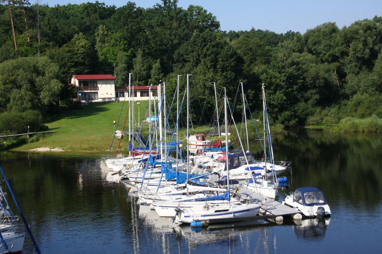 Hotel Yacht Club Barrandov à Kožlí u Orlíka Extérieur photo