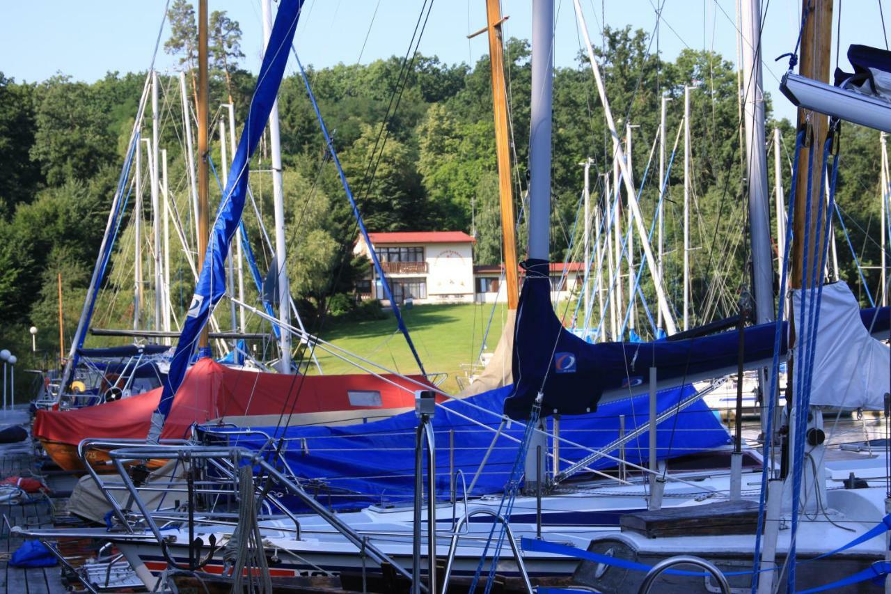 Hotel Yacht Club Barrandov à Kožlí u Orlíka Extérieur photo