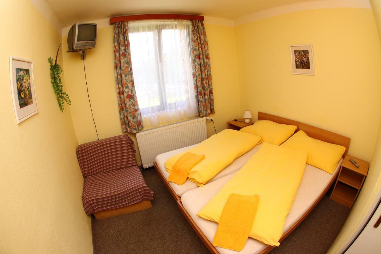 Hotel Yacht Club Barrandov à Kožlí u Orlíka Extérieur photo